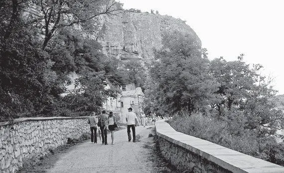 Рис 483 Дорога к Успенскому монастырю Фотография сделана ГВ Носовским в - фото 149
