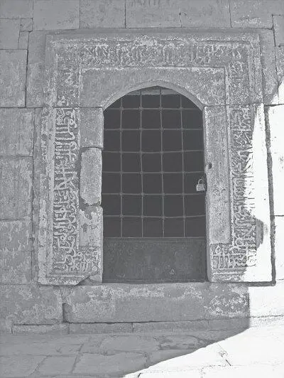 Рис 499 Мавзолей Великой Царицы ДжаникеХаным Фотография 2006 года - фото 165