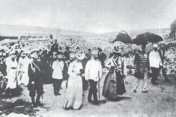 Рис 4110 Посещение Николаем II ЧуфутКале в 1902 году Фотография из журнала - фото 176
