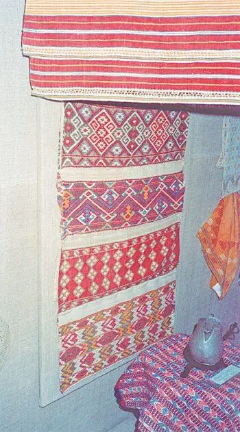 Образцы тканей выставленные в Бахчисарайском дворце Подобные узоры типичны - фото 412