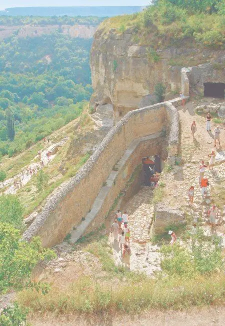 Остатки городских стен ЧуфутКале Фотография 2006 года У подножия - фото 416