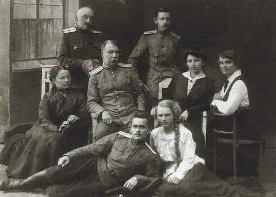 МатвеевыЛавровы Семейный снимок Минск 1915 г В В Тезавровский артист - фото 3