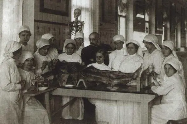 Занятия в анатомическом театре Бестужевских курсов 1911 г Вс Э Мейерхольд - фото 8