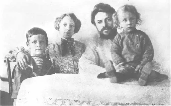 Семья Шварцев 1904 г Лев Борисович Шварц 1906 г Женя Шварц 1906 г - фото 9