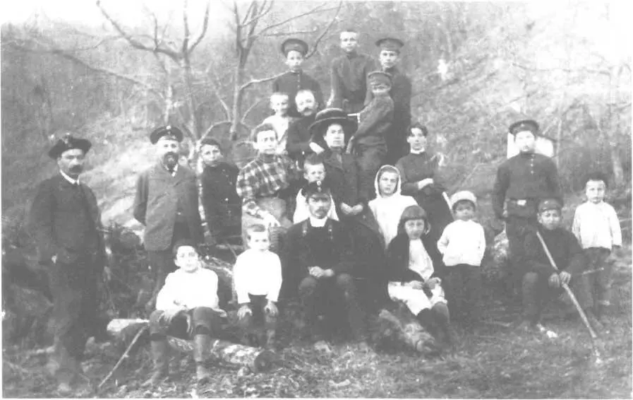У Соколовых на хуторе Подгорном Ок 1909 г Слева направо в верхнем ряду Жорж - фото 12