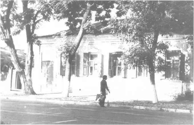 Майкоп Дом который снимала семья Шварцев Фотография автора 1982 г - фото 16