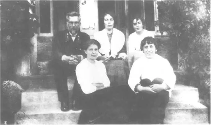 В имении К Д Косякина с Варей Соловьевой 1914 г По дороге в Красную - фото 27