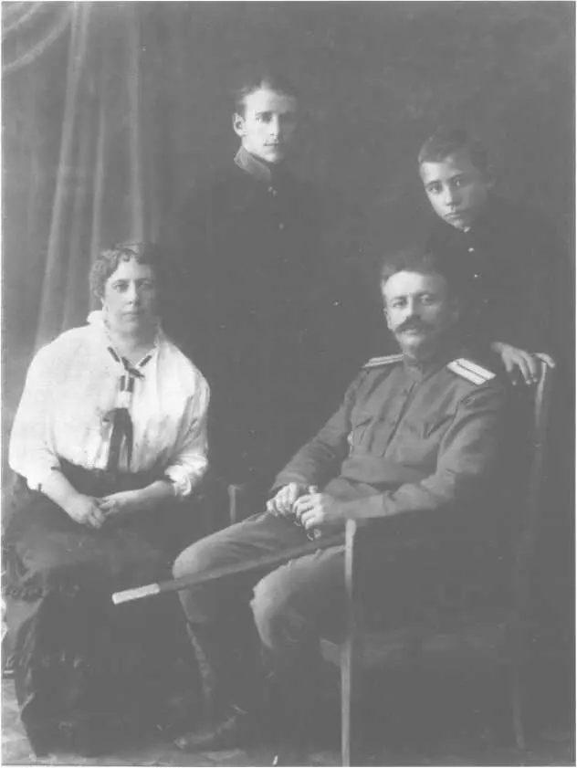 Семья Шварцев 1915 г Спектакль Незнакомка А Блока В середине сидит П К - фото 30