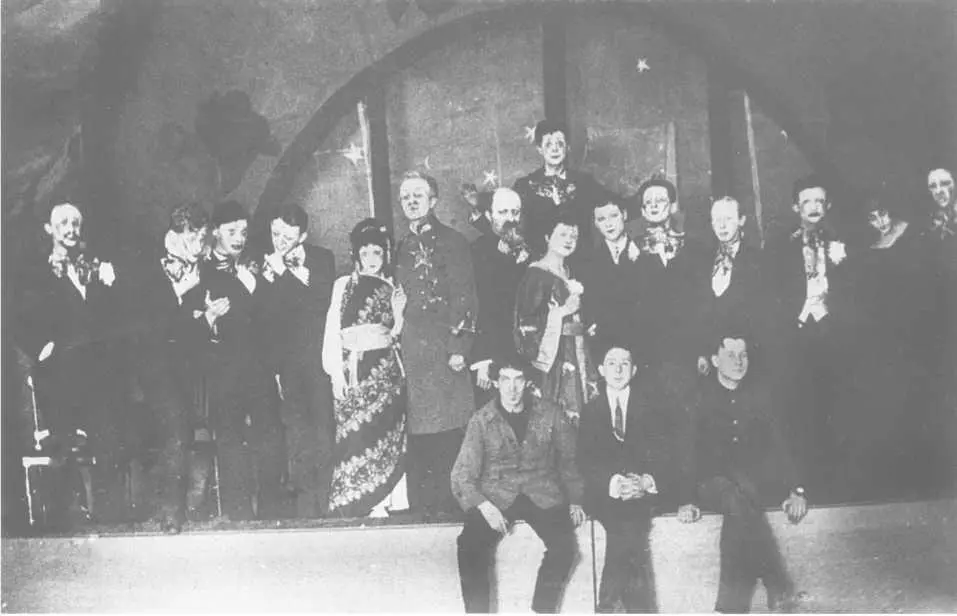 Спектакль Незнакомка А Блока В середине сидит П К Вейсбрем 1918 г - фото 31