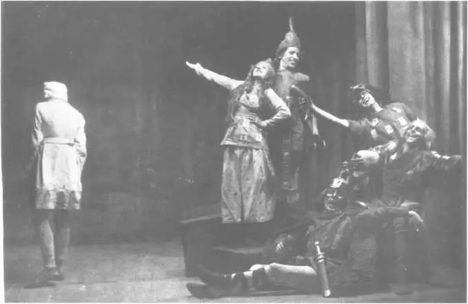 Сцена из Гондлы Н Гумилева 1921 г Слева Антон Шварц в загл роли Гаянэ - фото 39