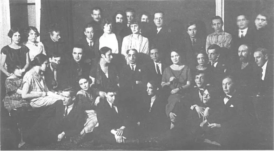 20летие литературной работы Мих Кузмина у Наппельбаумов 1925 Сидят в центре - фото 45