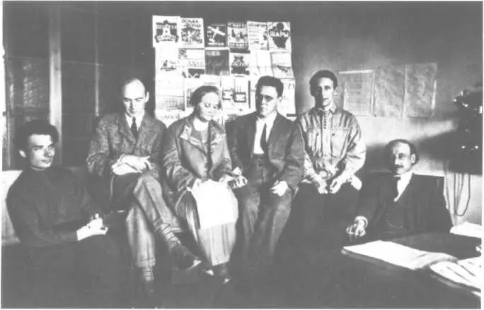Редакция Детского отдела ГИЗа 1926 г Слева Н Олейников В Лебедев 3 - фото 46