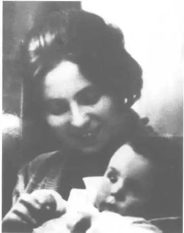 Г Д Левитина с сыном Ромуальдом Зима 192930 гг Открытка актрисе - фото 51