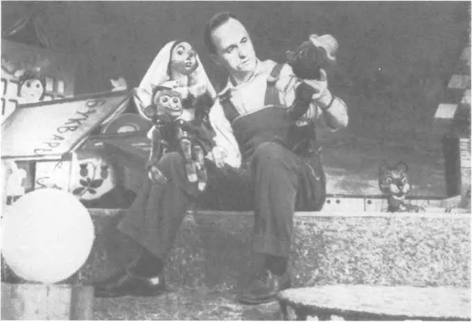 Сцена из спектакля Кукольный город у Евг Деммени 1940 г Снежная - фото 61