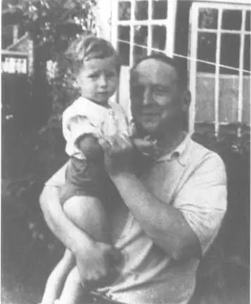 Е Л Шварц с Андреем 1951 г Евг Шварц и Елена Юнгер на веранде Фото Н - фото 101