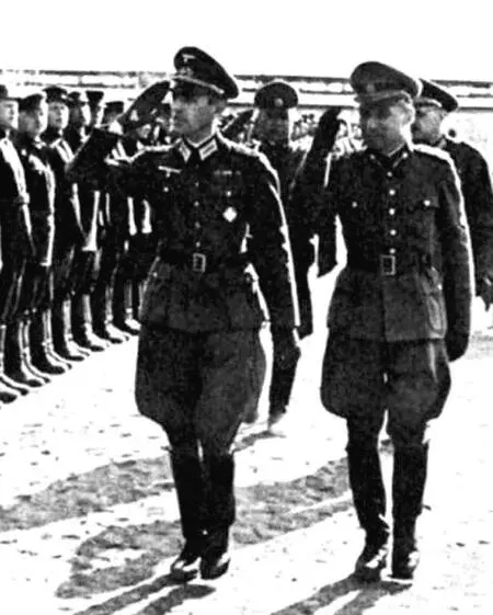 Полковник Вермахта Р Гелен и генералмайор РОА ВФ Малышкин Дабендорф 1943 - фото 6