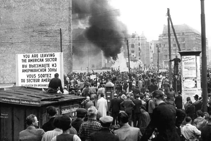 Восстание 17 июня 1953 года в Берлине За предательством Гайера последовала - фото 12