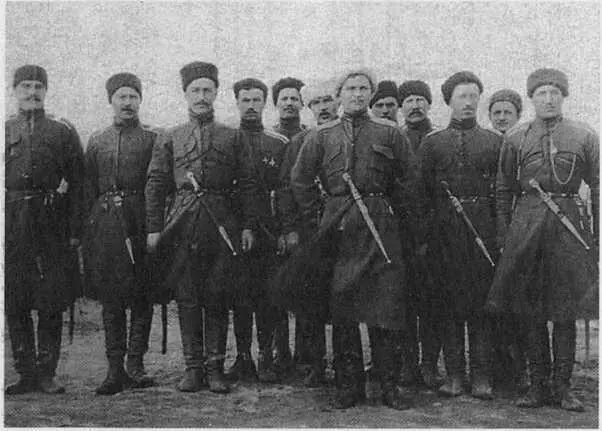Конвой командира Сводного Кубанского корпуса генерала Фостикова в центре - фото 17