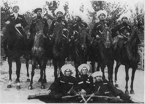Генерал Фостиков слева с джигитами Сербия 1932 г Пирамида джигитов - фото 32