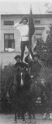 Пирамида джигитов Сербия 1932 г Сыновья генерала Фостикова Норис верхом в - фото 33