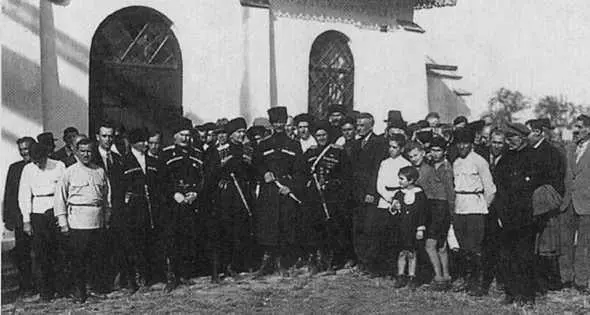 Генералы М Л Фостиков В Г Науменко Л Г Шкуро с казаками на Войсковом - фото 40