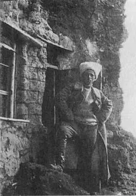 Казачий офицер возле курдского жилища ханы Кавказский фронт 1915 г - фото 56