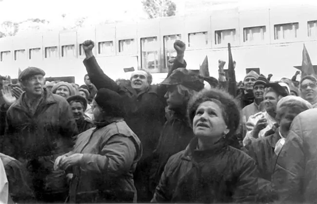 Митинг у Дома Советов 250993 Фотограф Таболин В И Фото предоставлено - фото 3