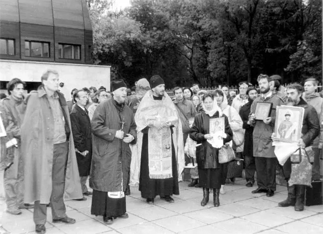 Молебен у Дома Советов Фото предоставлено редакцией газеты Завтра - фото 4