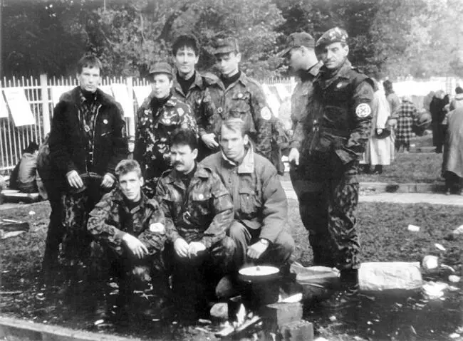 Баркашовцы у Дома Советов Фотограф Баксичев Г Я В зале Совета - фото 7
