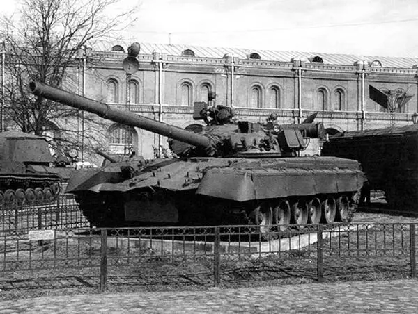 Танк Т80 на смотровой площадке Военноисторического музея артиллерии - фото 5