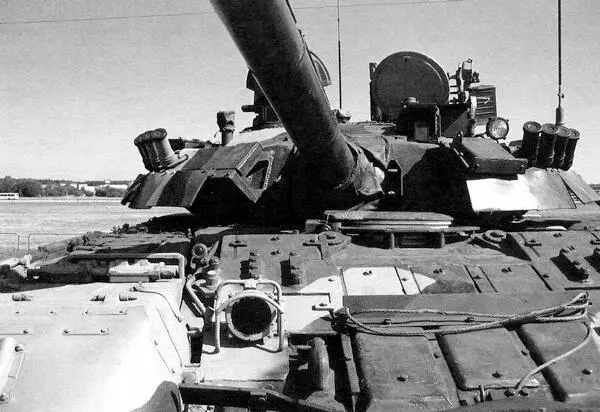 Башня танка Перед открытой крышкой люка наводчика хорошо виден - фото 10