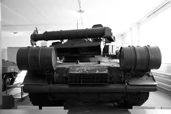 Вид на танк Т80Б с кормы К верхней части башни прикреплена труба ОПВТ по - фото 23