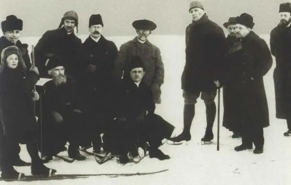 На льду Финского залива Стоят К И Чуковский второй слева И Е Репин в - фото 9