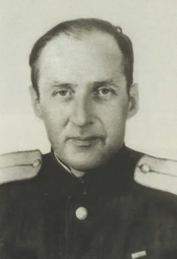 Николай Чуковский 1944 г С однополчанами Крайний слева Н К Чуковский в - фото 28