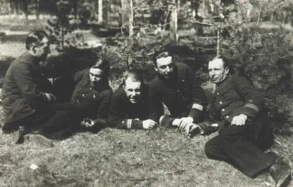 С однополчанами Крайний слева Н К Чуковский в центре А К Тарасенков - фото 29