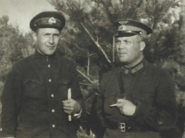 Николай Корнеевич с комиссаром авиабазы Громовским Новая Ладога 1942 г - фото 30