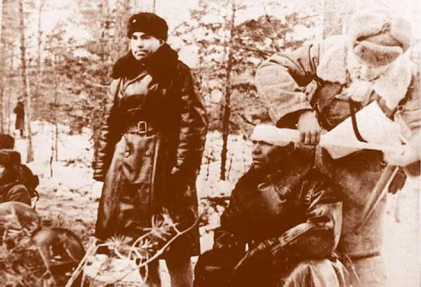 Ранен командующий 29й армии генерал И И Масленников в центре перевязку - фото 85