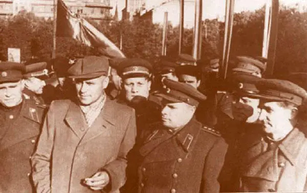 Я Калнберзин И Масленников В Лацис на митинге в честь освобождения Риги - фото 90
