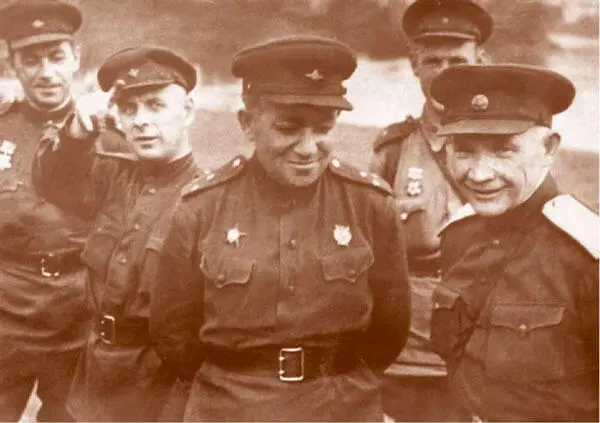 Группа командиров 70й армии среди них начальник политотдела Я Е Масловский - фото 115