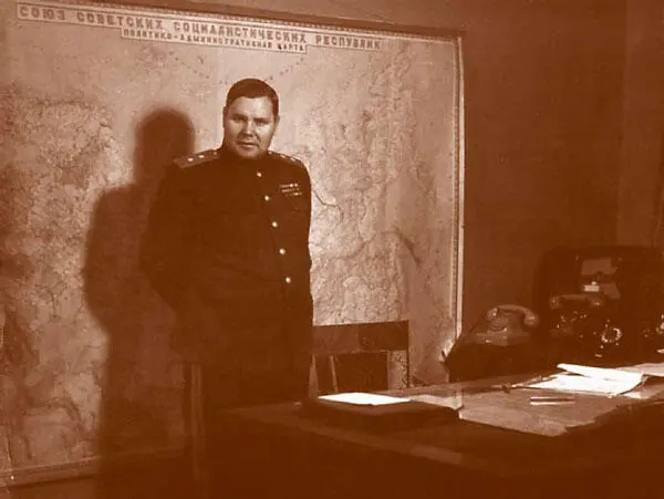 Генераллейтенант П В Бурмак начальник внутренних войск МГБ СССР в рабочем - фото 144