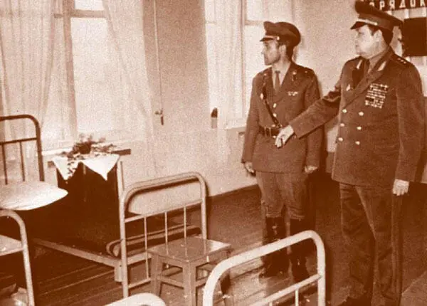Посещение воинской части в г Астрахани 1976 г В то же время Иван Кириллович - фото 163