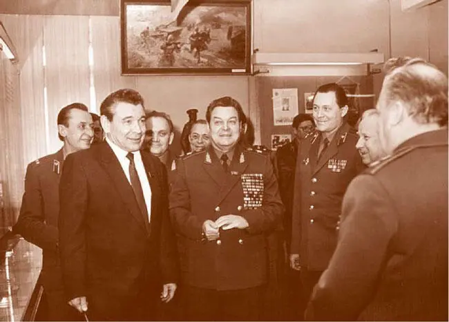 Посещение Центрального музея внутренних войск На переднем плане слева - фото 169
