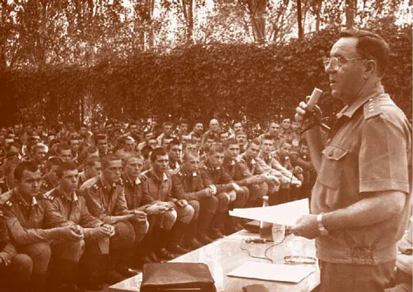 Выступление перед личным составом части внутренних войск Ереван 1988 г - фото 175