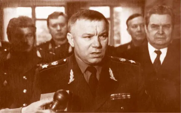 Министр внутренних дел генерал армии А С Куликов дает интервью средствам - фото 186