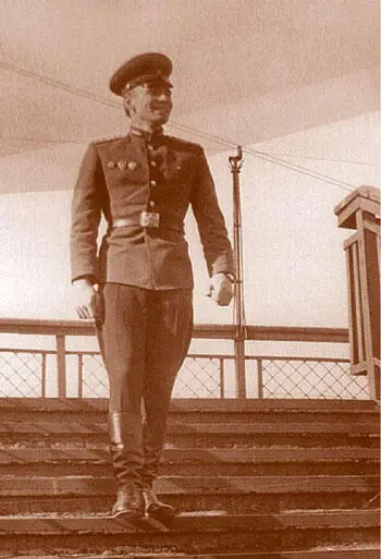 Сержант А Романов в городском увольнении 1968 г Старший лейтенант А А - фото 191