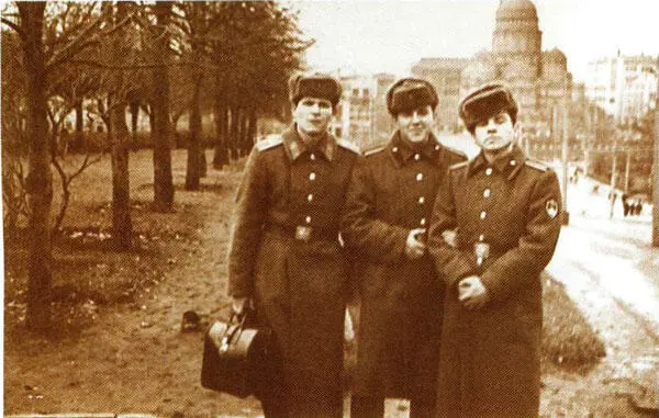 В увольнении с друзьями Февраль 1972 г Н Е Рогожкин в Харьковском - фото 223