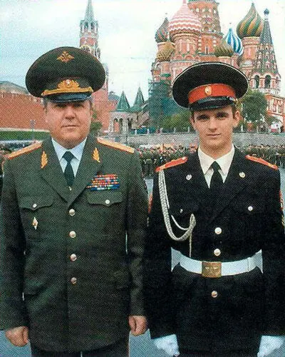Е Рогожкин с сыном Красная площадь Май 2004 В повседневной напряженной - фото 233