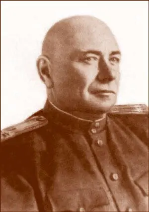 Родился в г Киеве в семье народного учителя В 1910 г окончил коммерческое - фото 245