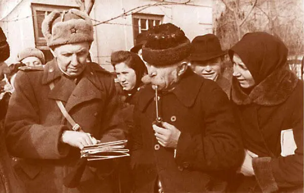 Встреча с жителями г Ужгорода Первый слева Б В Лавровский 1944 г Затем - фото 249