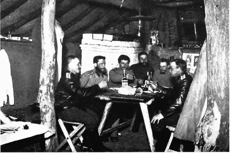 Внутренний вид землянки офицеров Барнаульского полка Фотограф неизвестен - фото 22